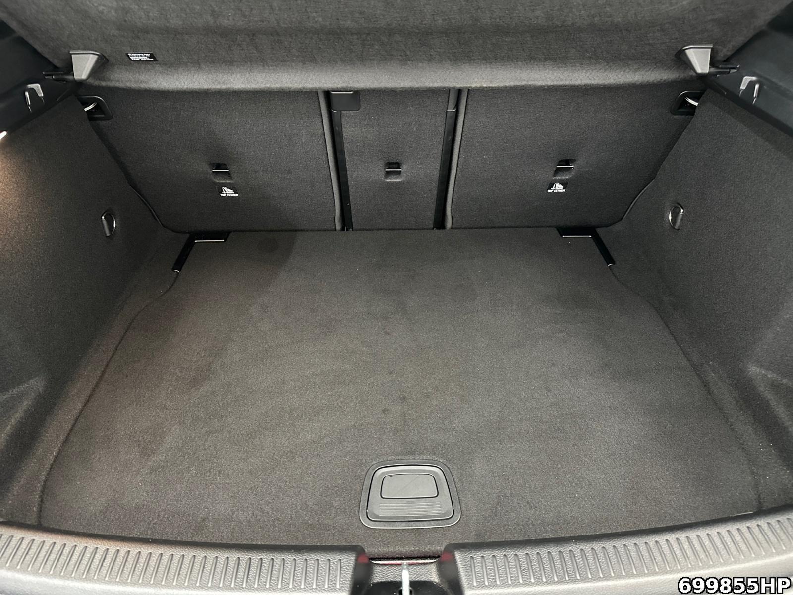 Fahrzeugabbildung Mercedes-Benz A 200 AMG Night DISTRONIC 19
