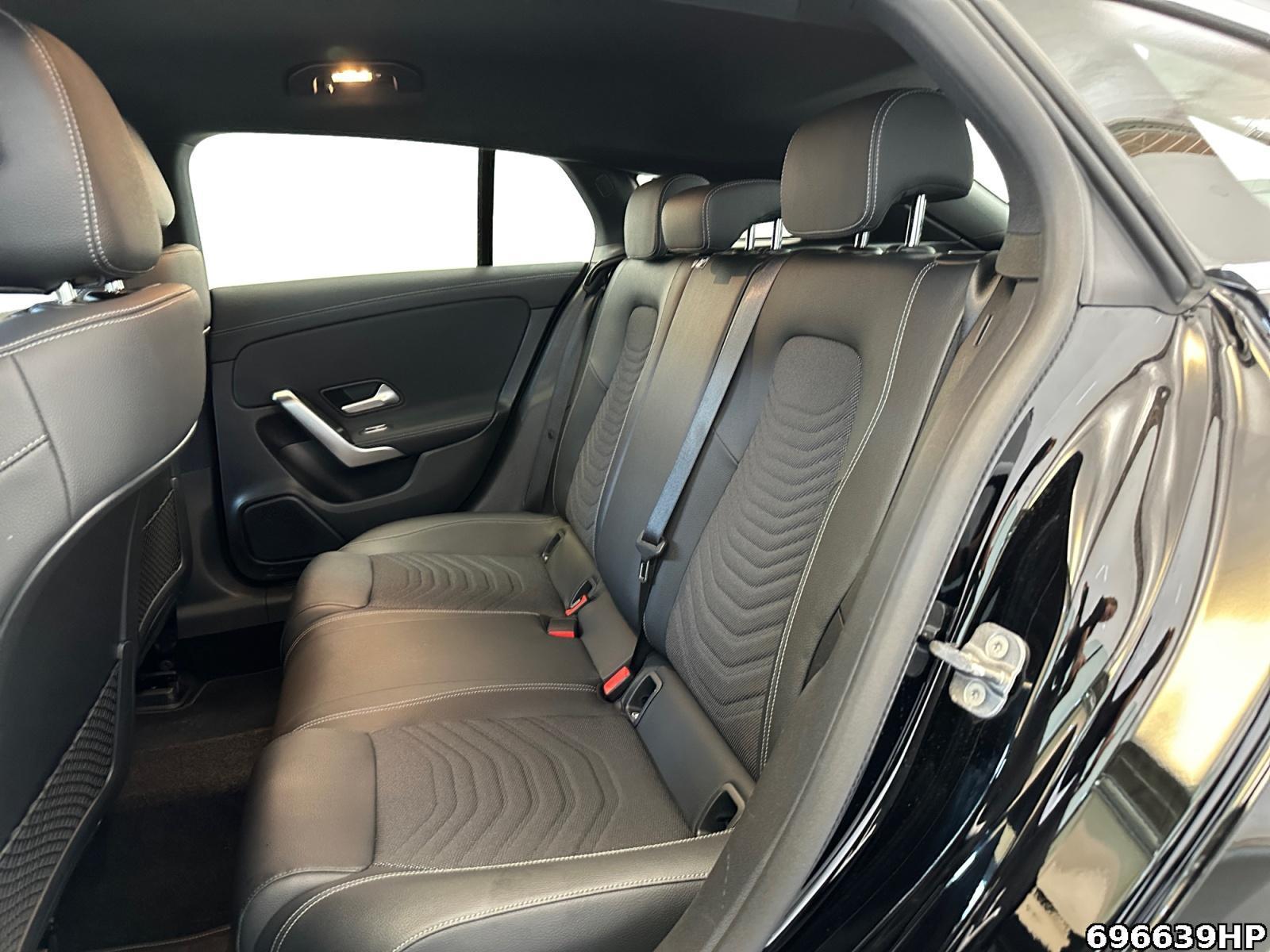 Fahrzeugabbildung Mercedes-Benz CLA 250 Shooting Brake e Progressive Kamera smartphone int.