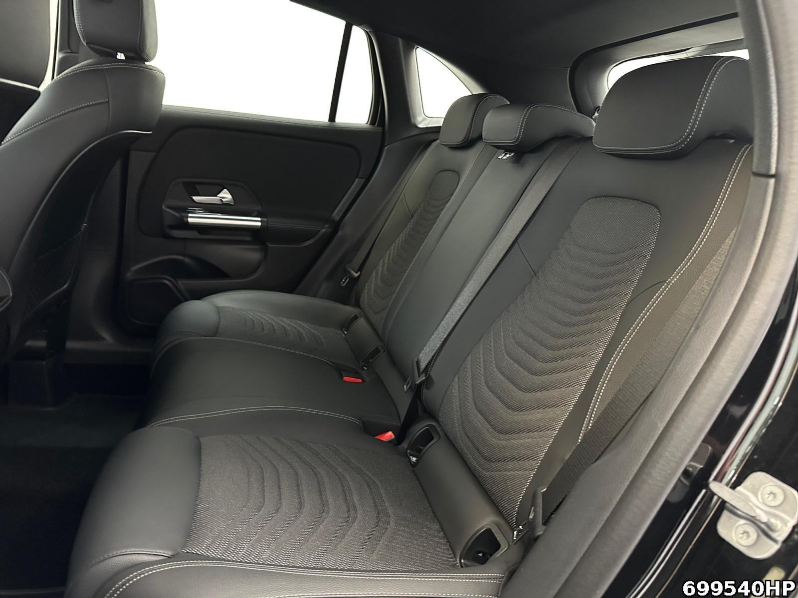 Fahrzeugabbildung Mercedes-Benz GLA 200 Progressive Lenkradhzg LED Kamera 18