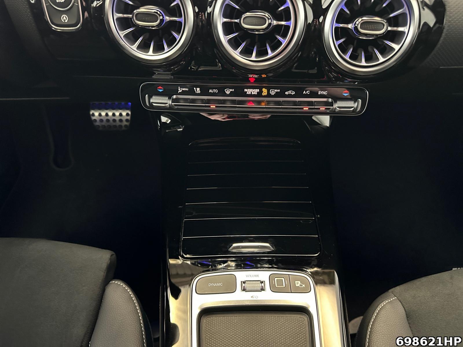 Fahrzeugabbildung Mercedes-Benz CLA 200 AMG Night DISTRONIC Kamera Ambiente 19