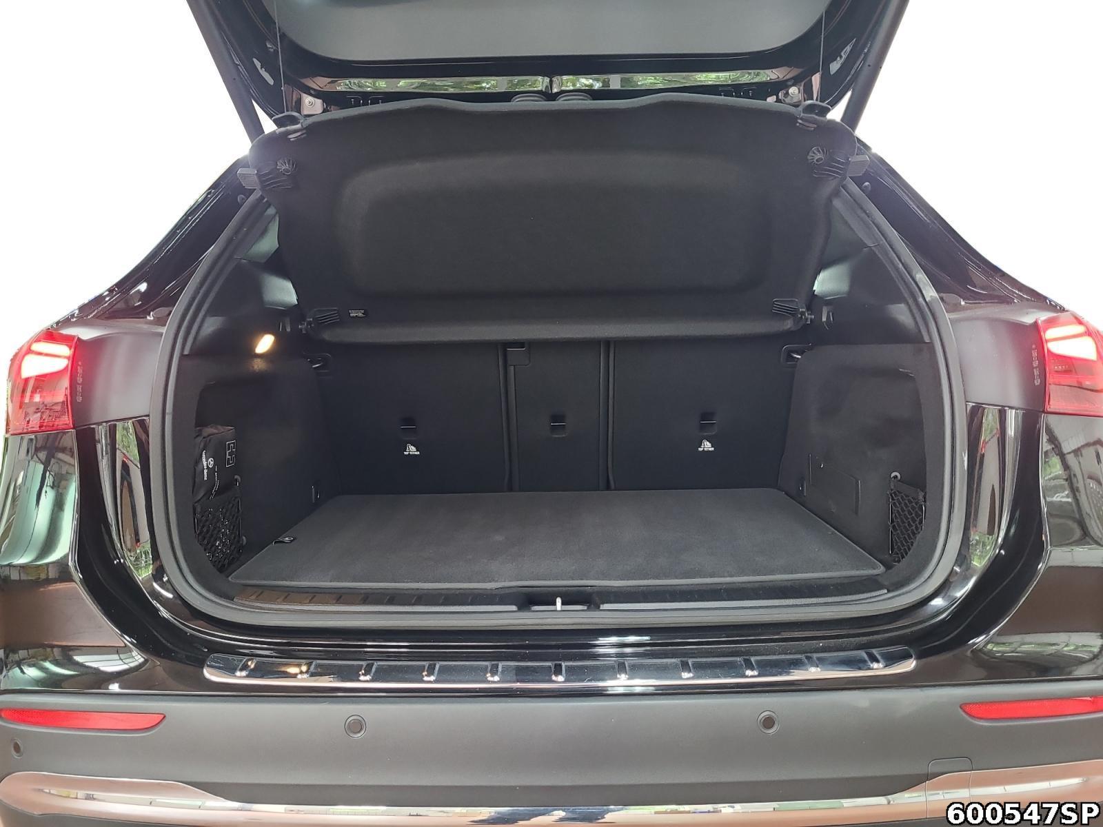 Fahrzeugabbildung Mercedes-Benz GLA 250 4M AMG AHK Burmester Keyless Totw 19