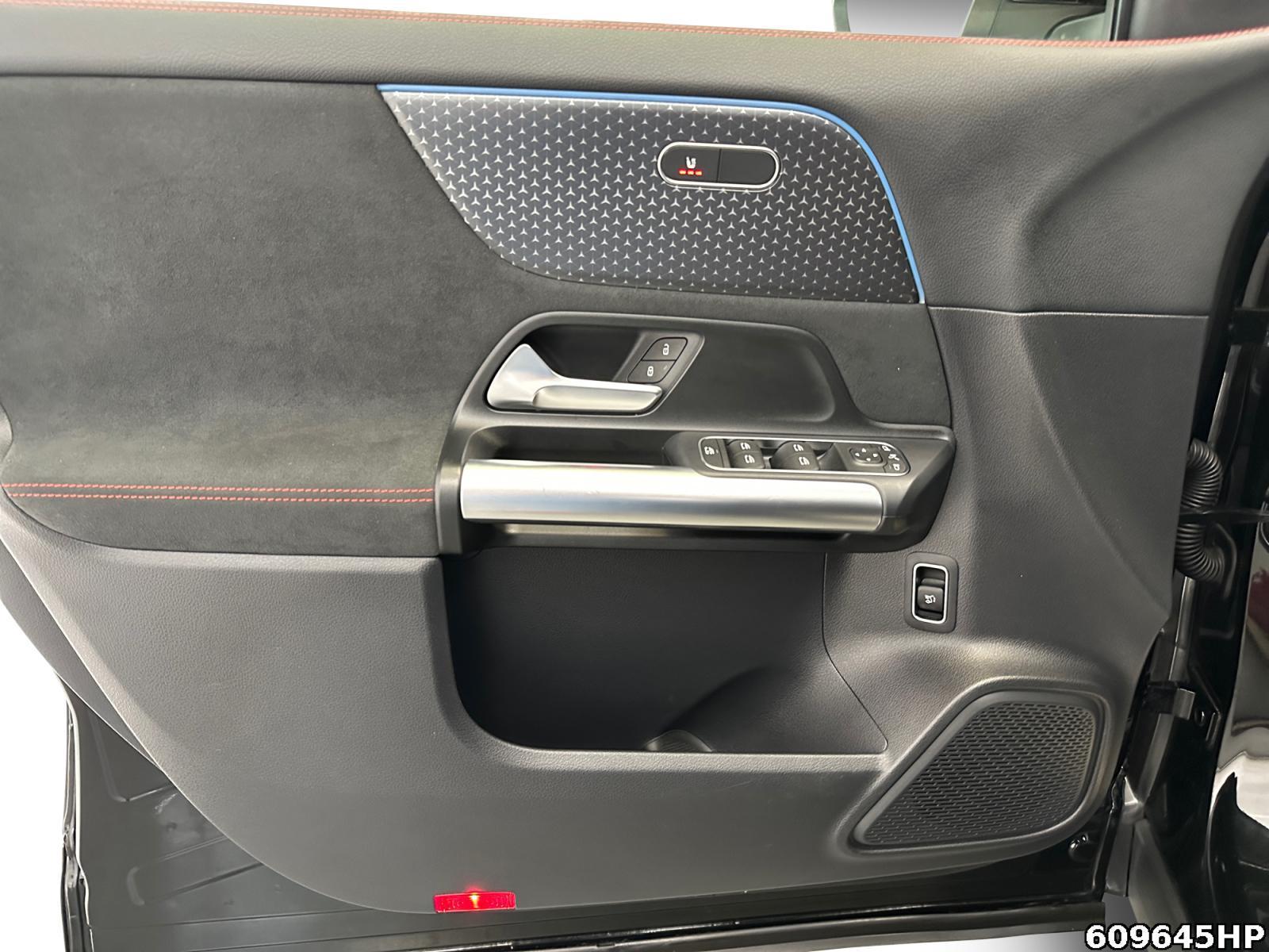 Fahrzeugabbildung Mercedes-Benz EQA AMG Pano Distronic Ambiente Lenkradhz