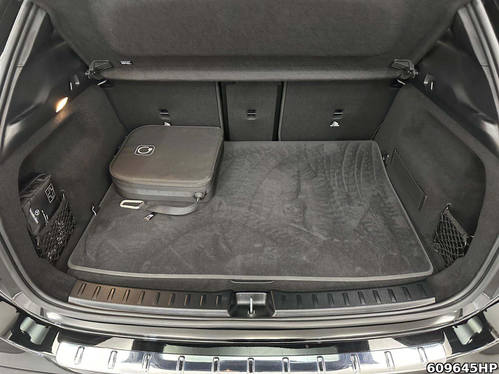 Fahrzeugabbildung Mercedes-Benz EQA AMG Pano Distronic Ambiente Lenkradhz