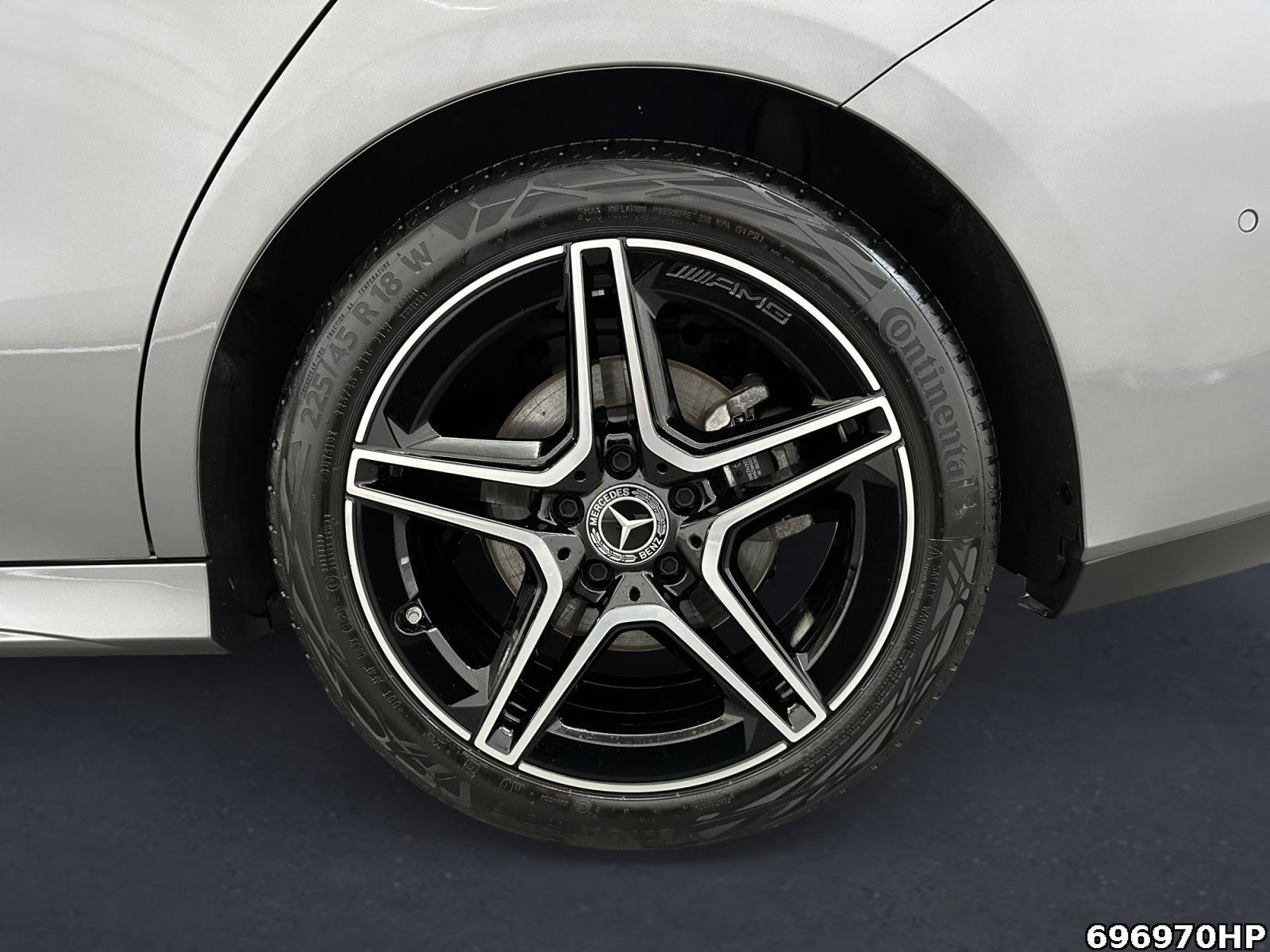 Fahrzeugabbildung Mercedes-Benz CLA 200 d AMG Night Pano BURMESTER DISTRONIC <