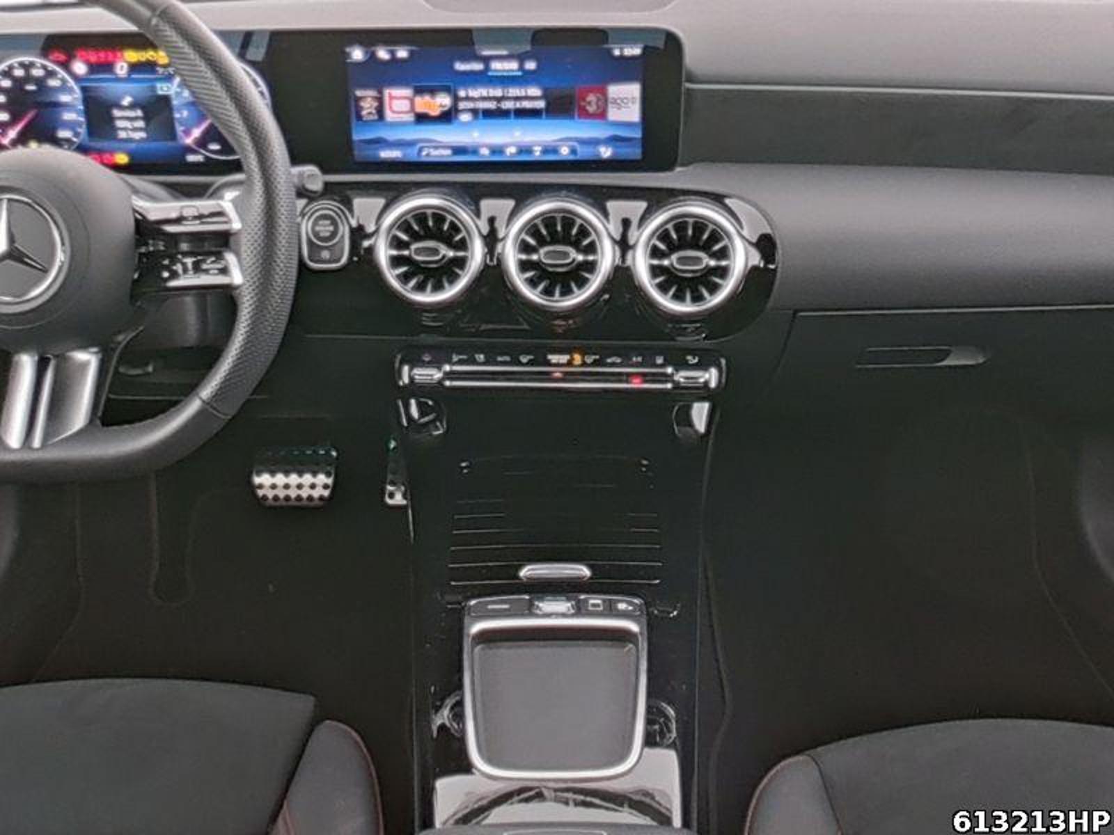 Fahrzeugabbildung Mercedes-Benz A 180 AMG Kamera Standhzg LED Distronic Keyless