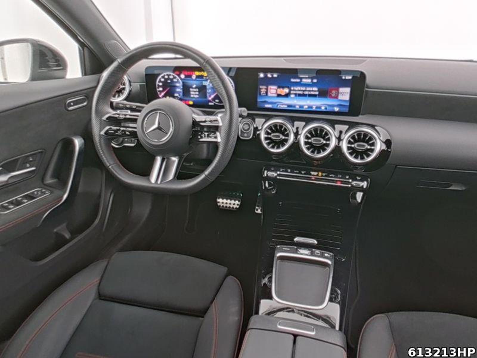 Fahrzeugabbildung Mercedes-Benz A 180 AMG Kamera Standhzg LED Distronic Keyless