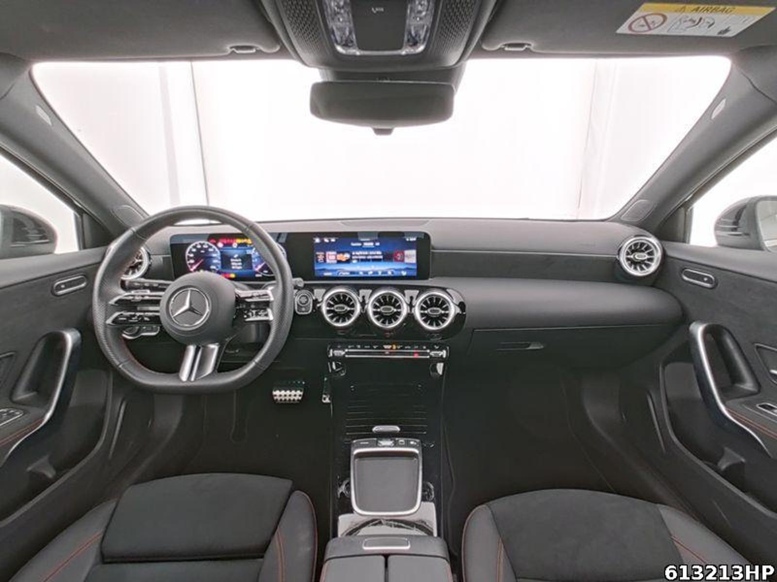 Fahrzeugabbildung Mercedes-Benz A 180 AMG Kamera Standhzg LED Distronic Keyless