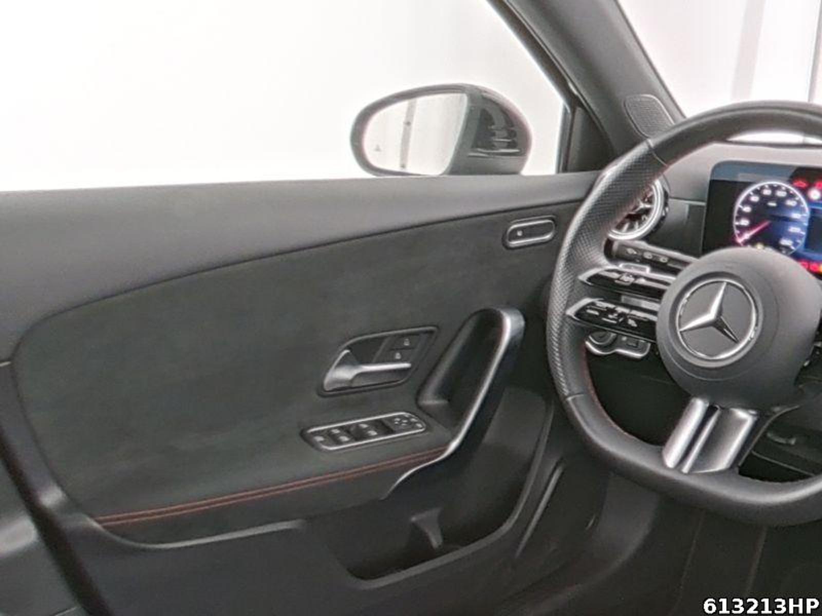 Fahrzeugabbildung Mercedes-Benz A 180 AMG Kamera Standhzg LED Distronic Keyless