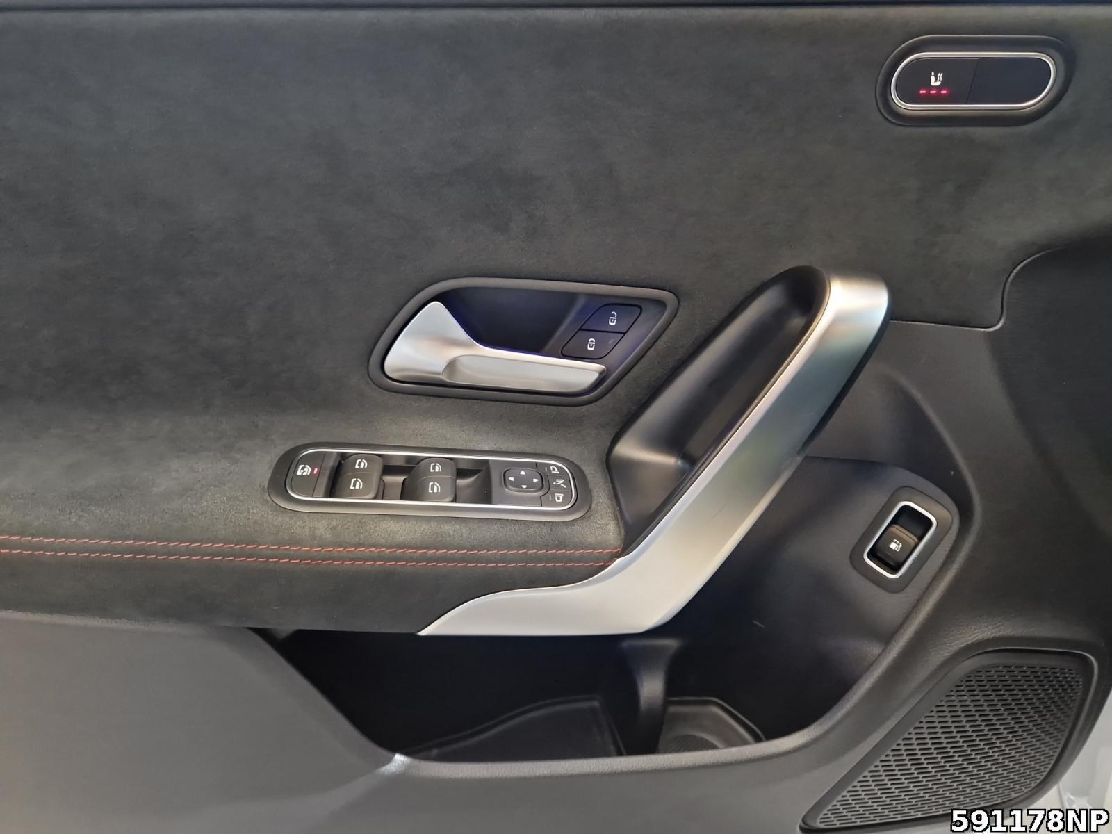 Fahrzeugabbildung Mercedes-Benz CLA 250 Shooting Brake e AMG Line Night Ambiente