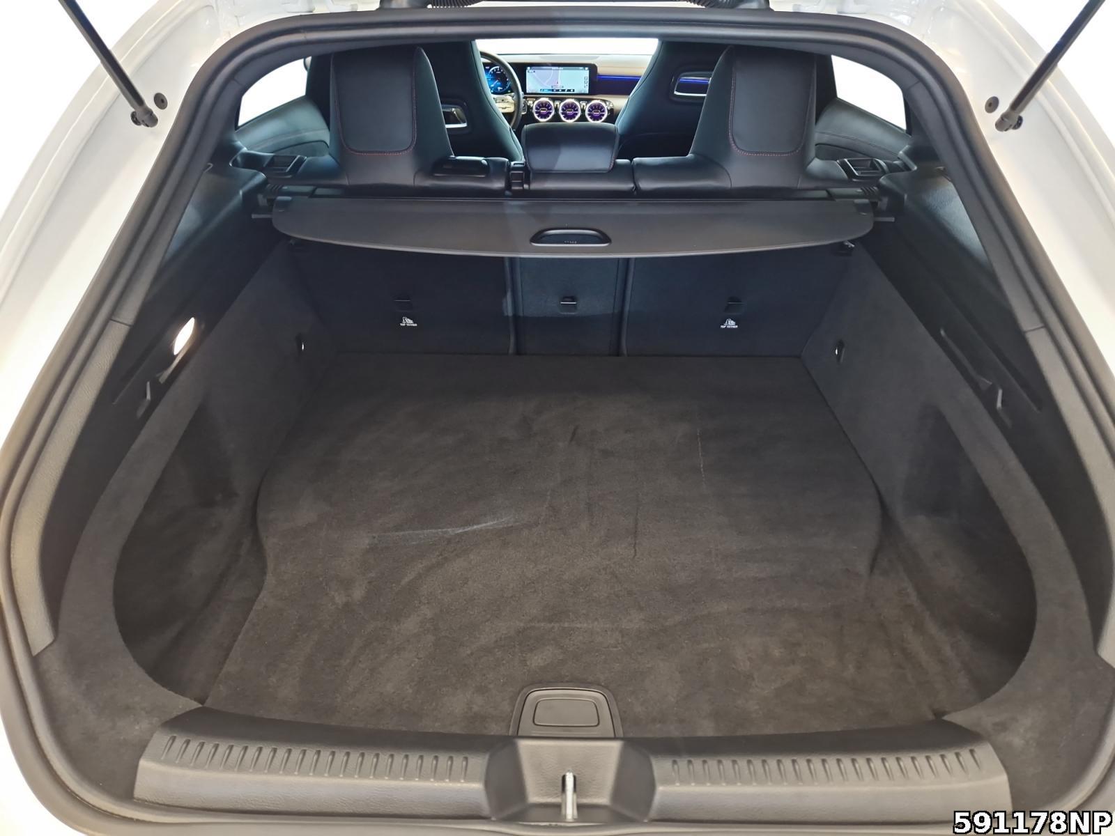 Fahrzeugabbildung Mercedes-Benz CLA 250 Shooting Brake e AMG Line Night Ambiente