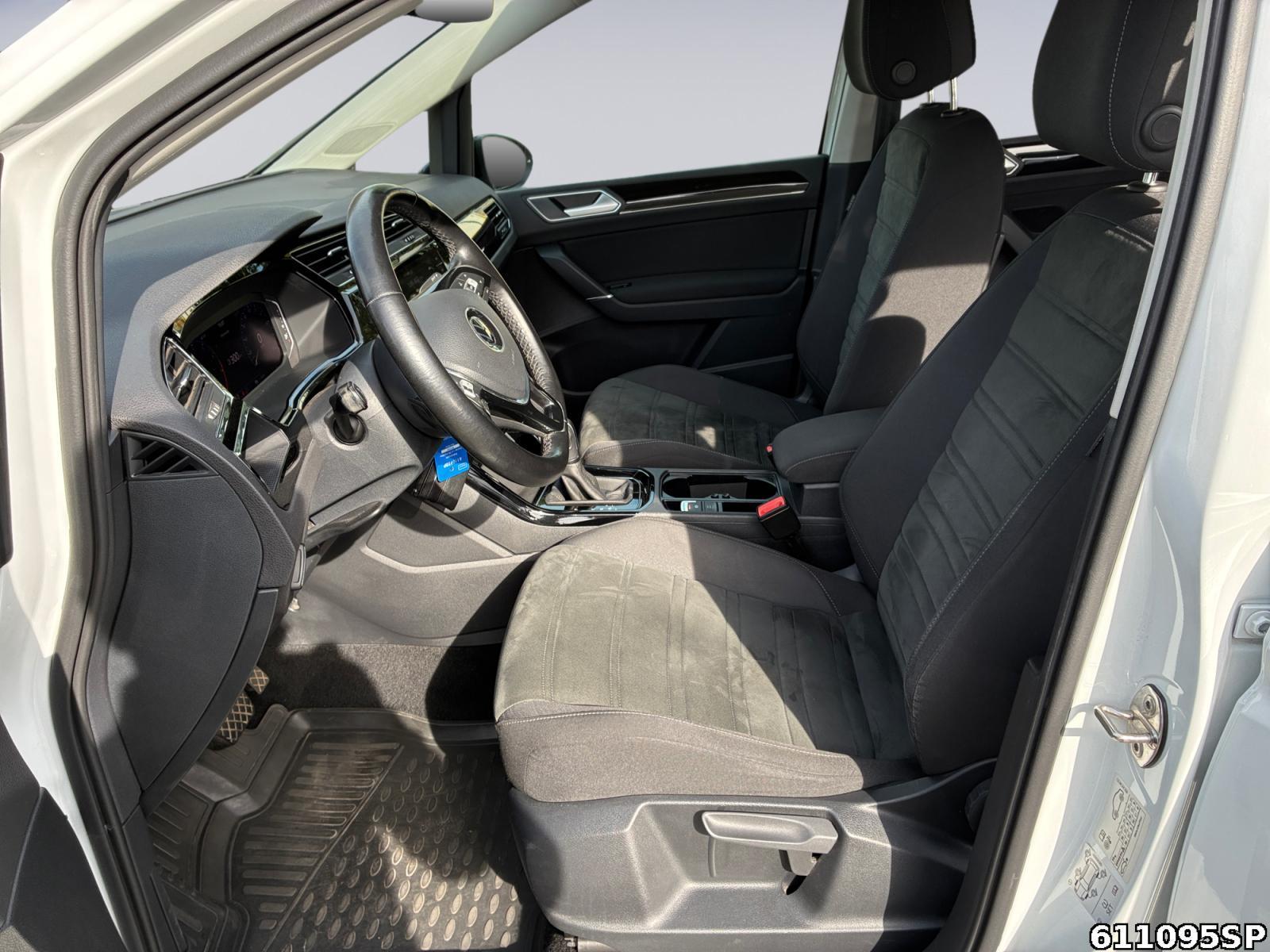 Fahrzeugabbildung Volkswagen Touran 1.5 TSI Highline R-Line AHK Kamera LED 7S