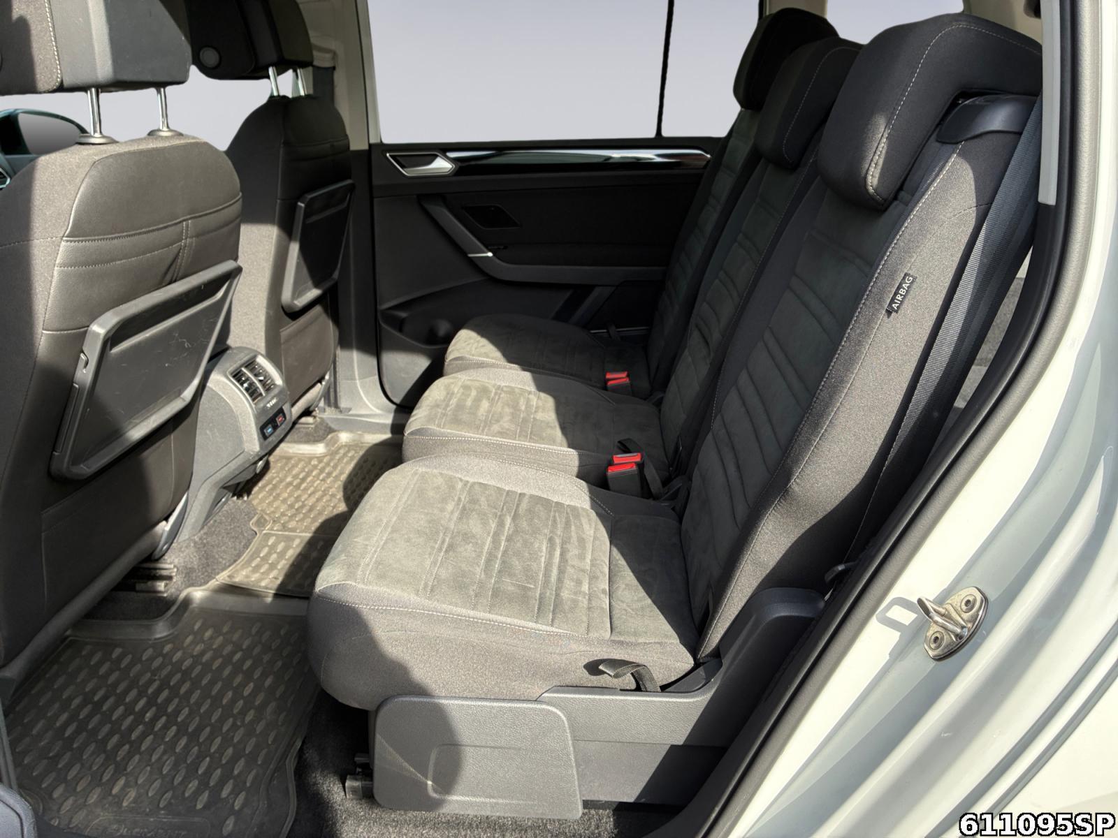 Fahrzeugabbildung Volkswagen Touran 1.5 TSI Highline R-Line AHK Kamera LED 7S