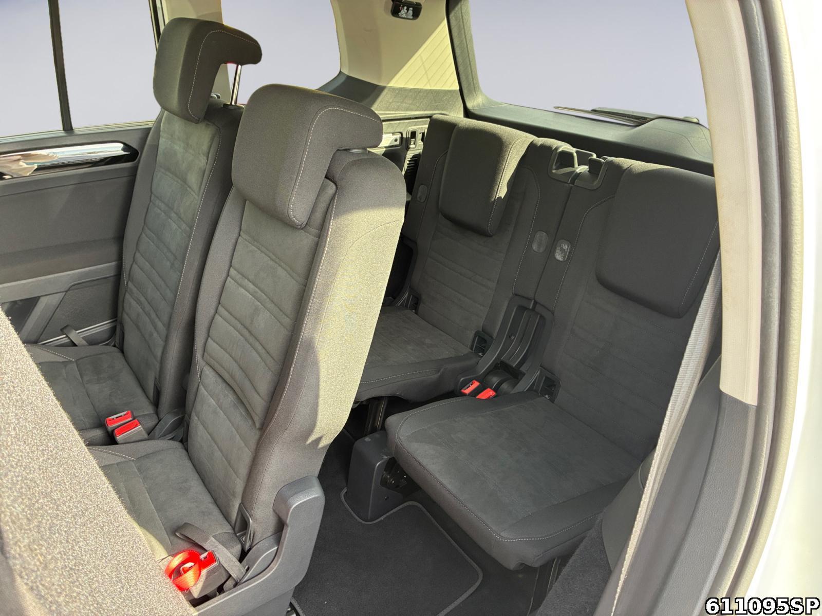 Fahrzeugabbildung Volkswagen Touran 1.5 TSI Highline R-Line AHK Kamera LED 7S