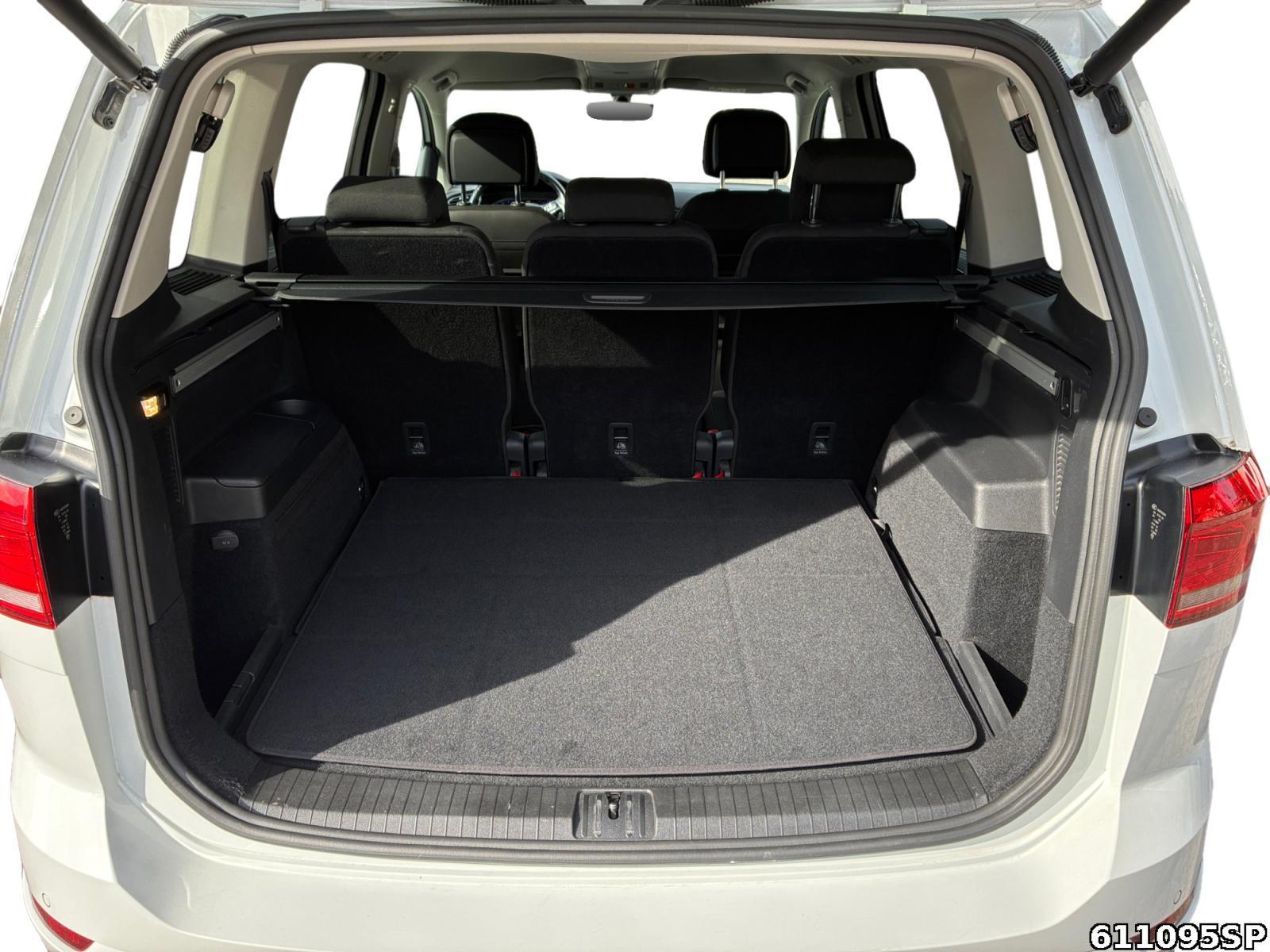 Fahrzeugabbildung Volkswagen Touran 1.5 TSI Highline R-Line AHK Kamera LED 7S
