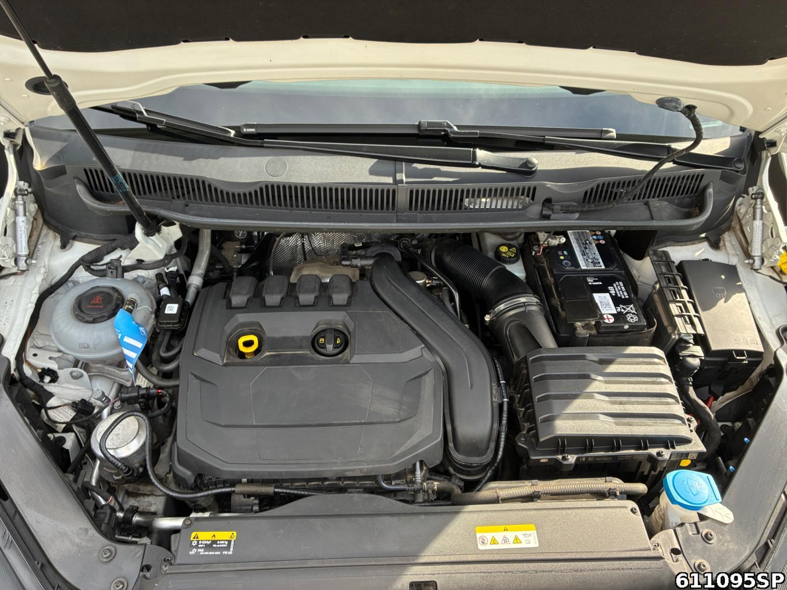 Fahrzeugabbildung Volkswagen Touran 1.5 TSI Highline R-Line AHK Kamera LED 7S