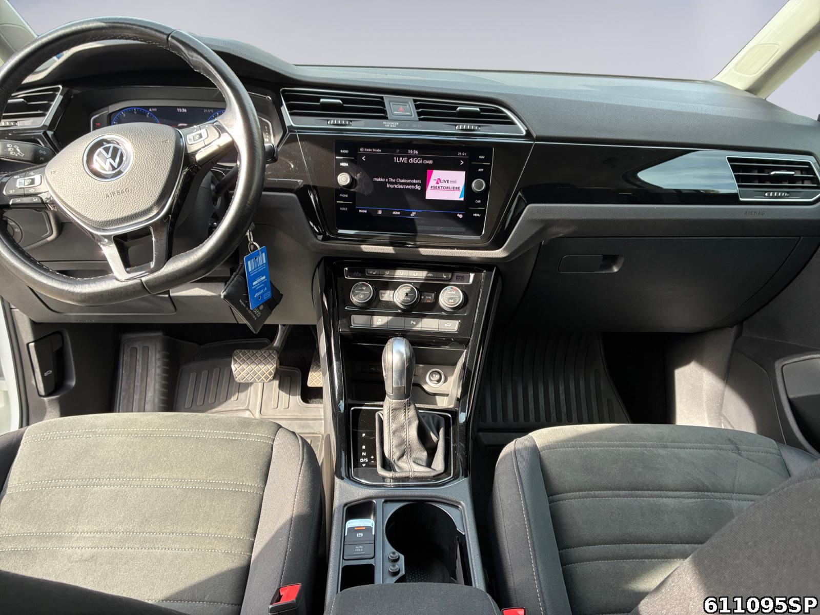 Fahrzeugabbildung Volkswagen Touran 1.5 TSI Highline R-Line AHK Kamera LED 7S