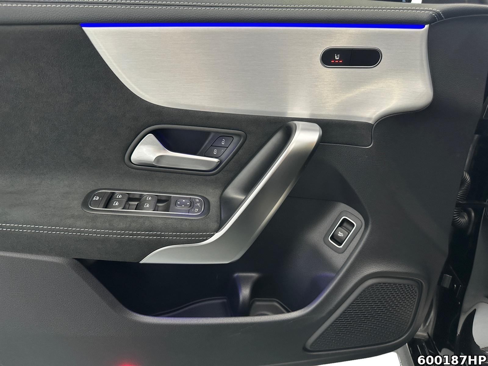 Fahrzeugabbildung Mercedes-Benz CLA 200 AMG Night Pano Distronic Kamera Ambient