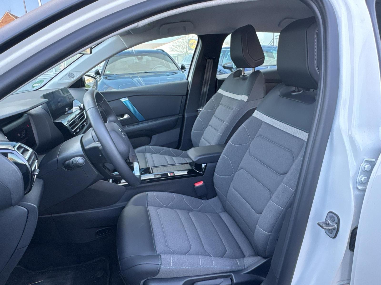 Fahrzeugabbildung Citroën C4 HEAD-UP+NAVI+CARPLAY+PDC+SHZ+ACC+LED+