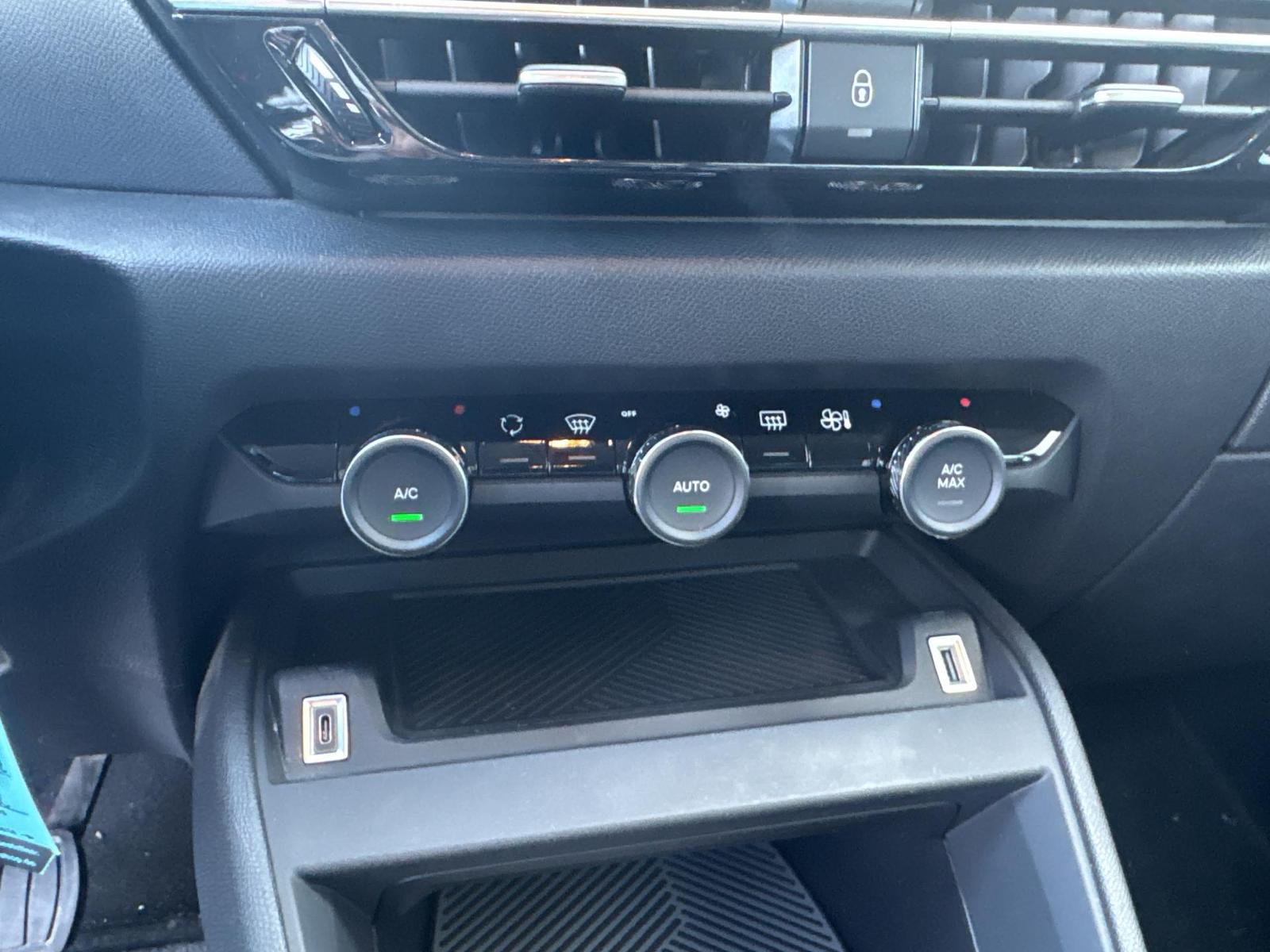 Fahrzeugabbildung Citroën C4 HEAD-UP+NAVI+CARPLAY+PDC+SHZ+ACC+LED+