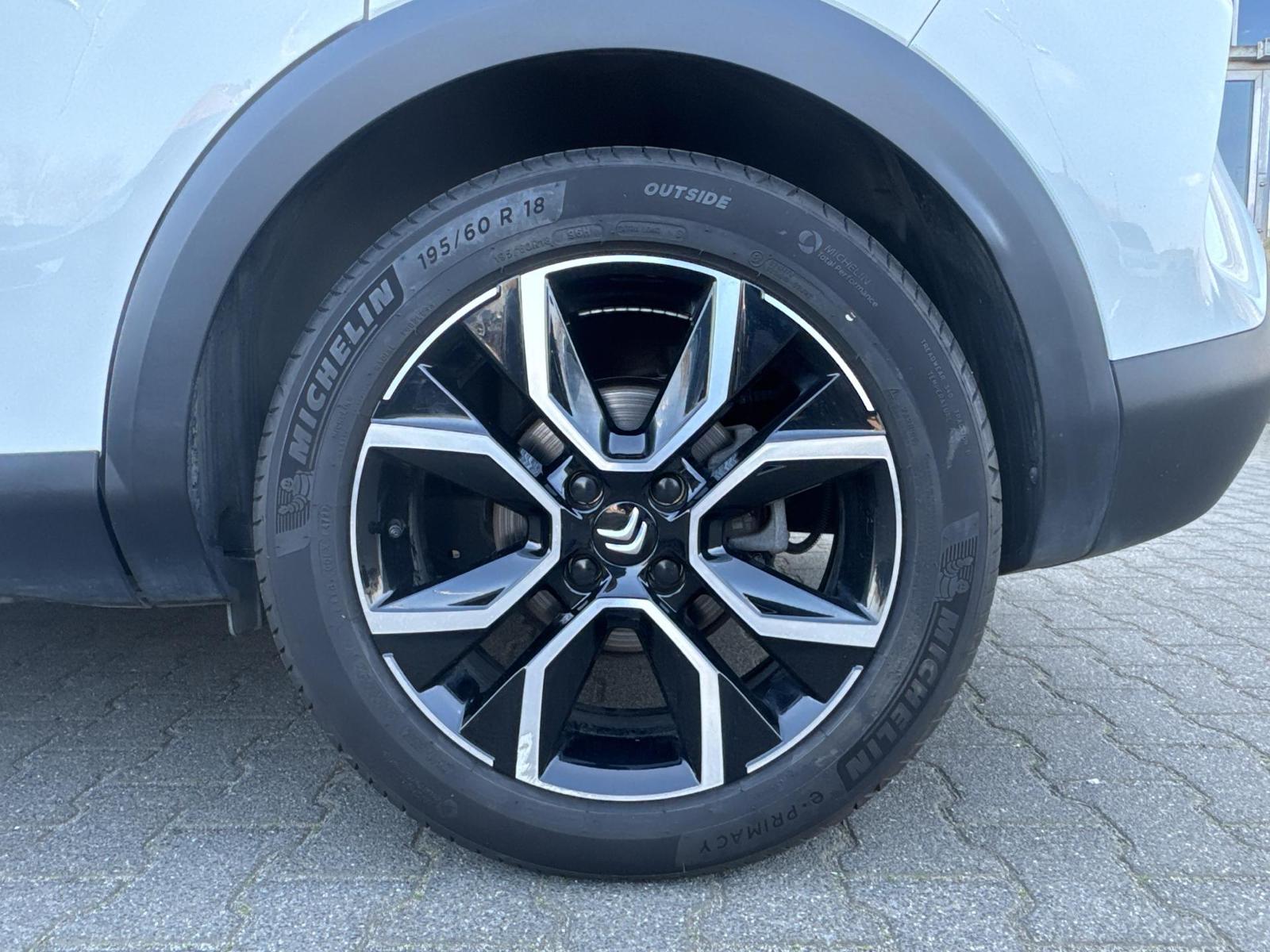 Fahrzeugabbildung Citroën C4 HEAD-UP+NAVI+CARPLAY+PDC+SHZ+ACC+LED+