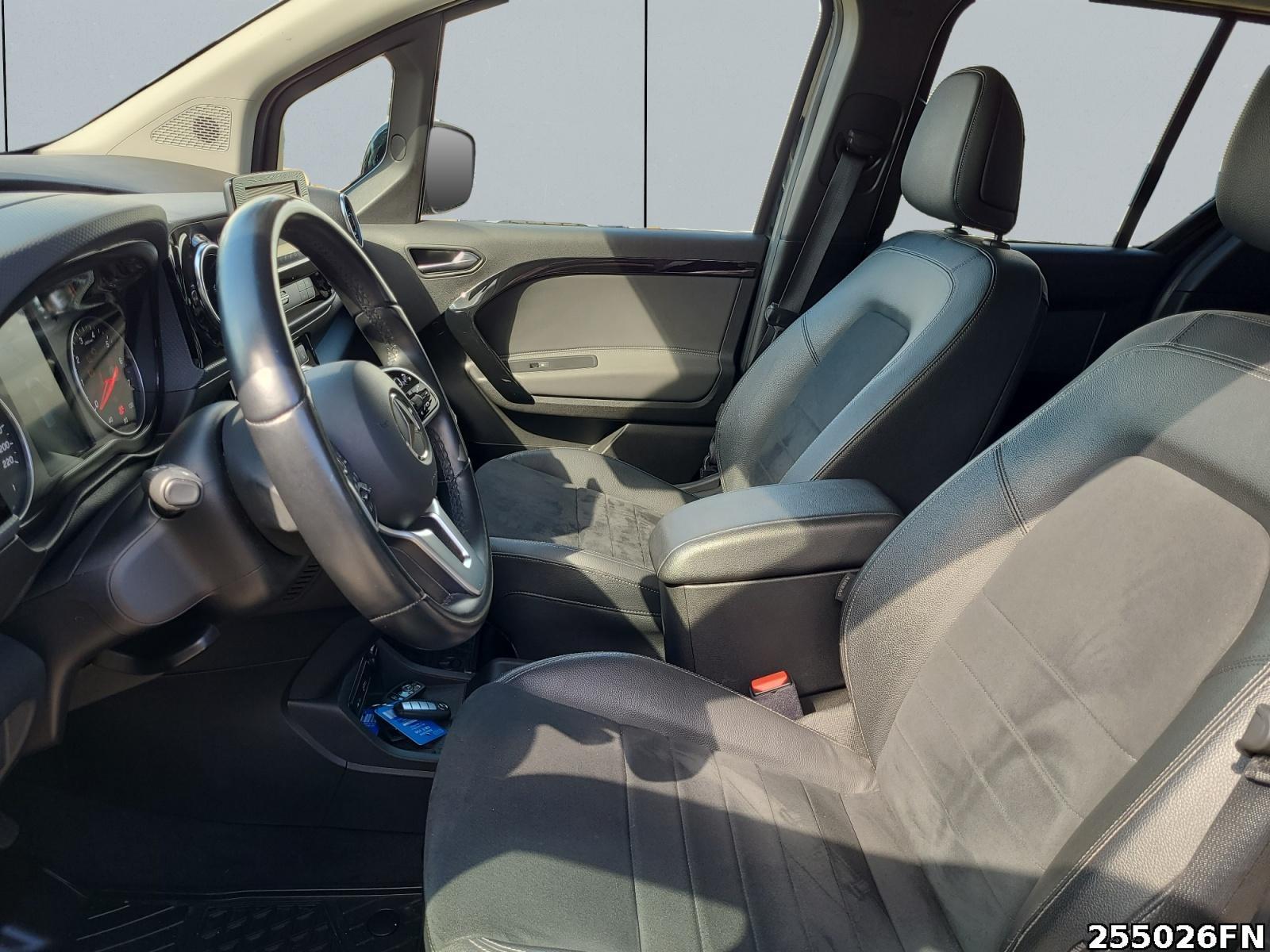 Fahrzeugabbildung Mercedes-Benz T-Klasse STYLE 6-G*LED*Park-P*Tempo*Navi*Klima*