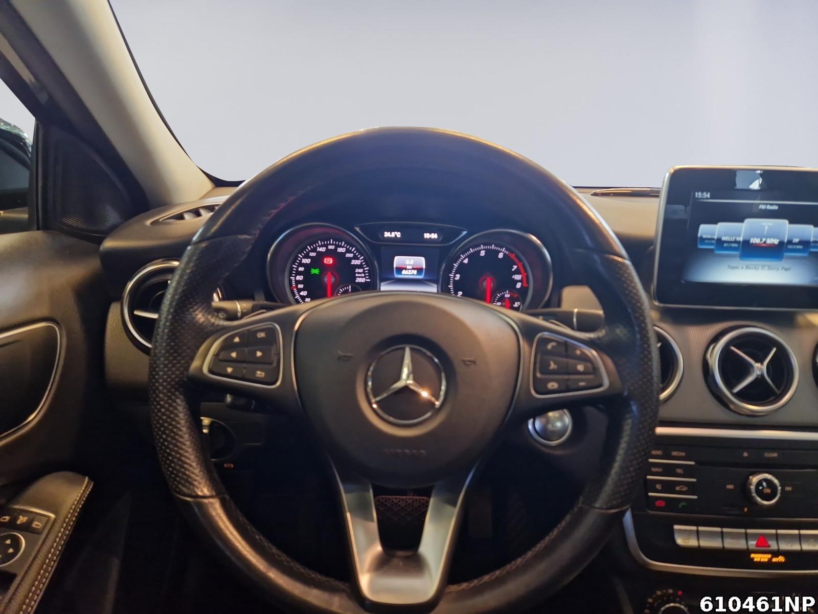 Fahrzeugabbildung Mercedes-Benz GLA 200 Urban Panorama Kamera LED Navi