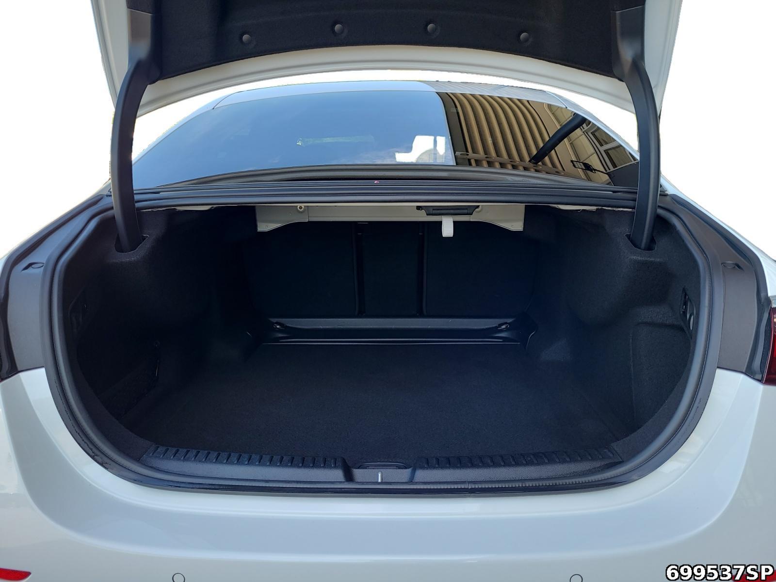 Fahrzeugabbildung Mercedes-Benz E 200 AMG Pano KEYLESS Ambiente DISTRONIC Night