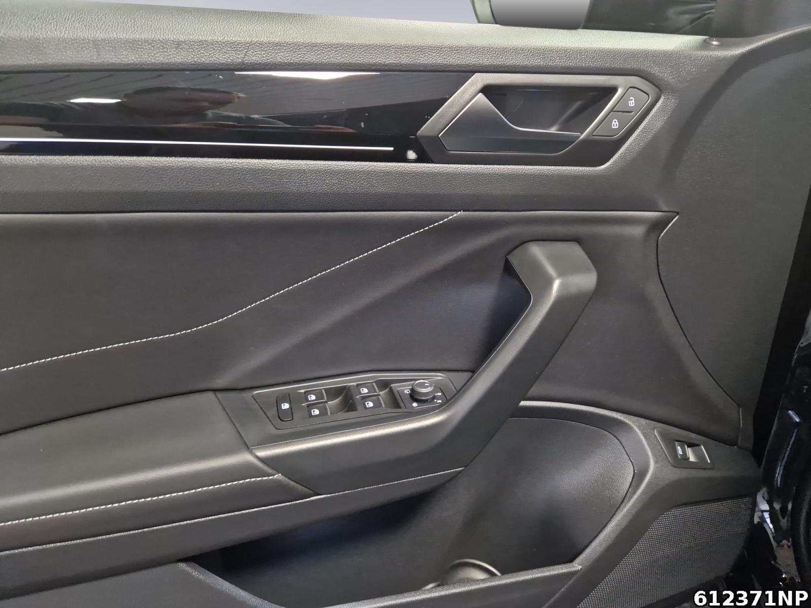Fahrzeugabbildung Volkswagen T-Roc 1.5 TSI R-Line LED Digital Cockpit PRO