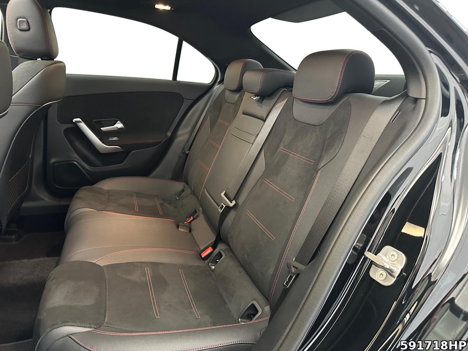 Fahrzeugabbildung Mercedes-Benz A 180 Limousine AMG Night Pano MULTIBEAM 360°