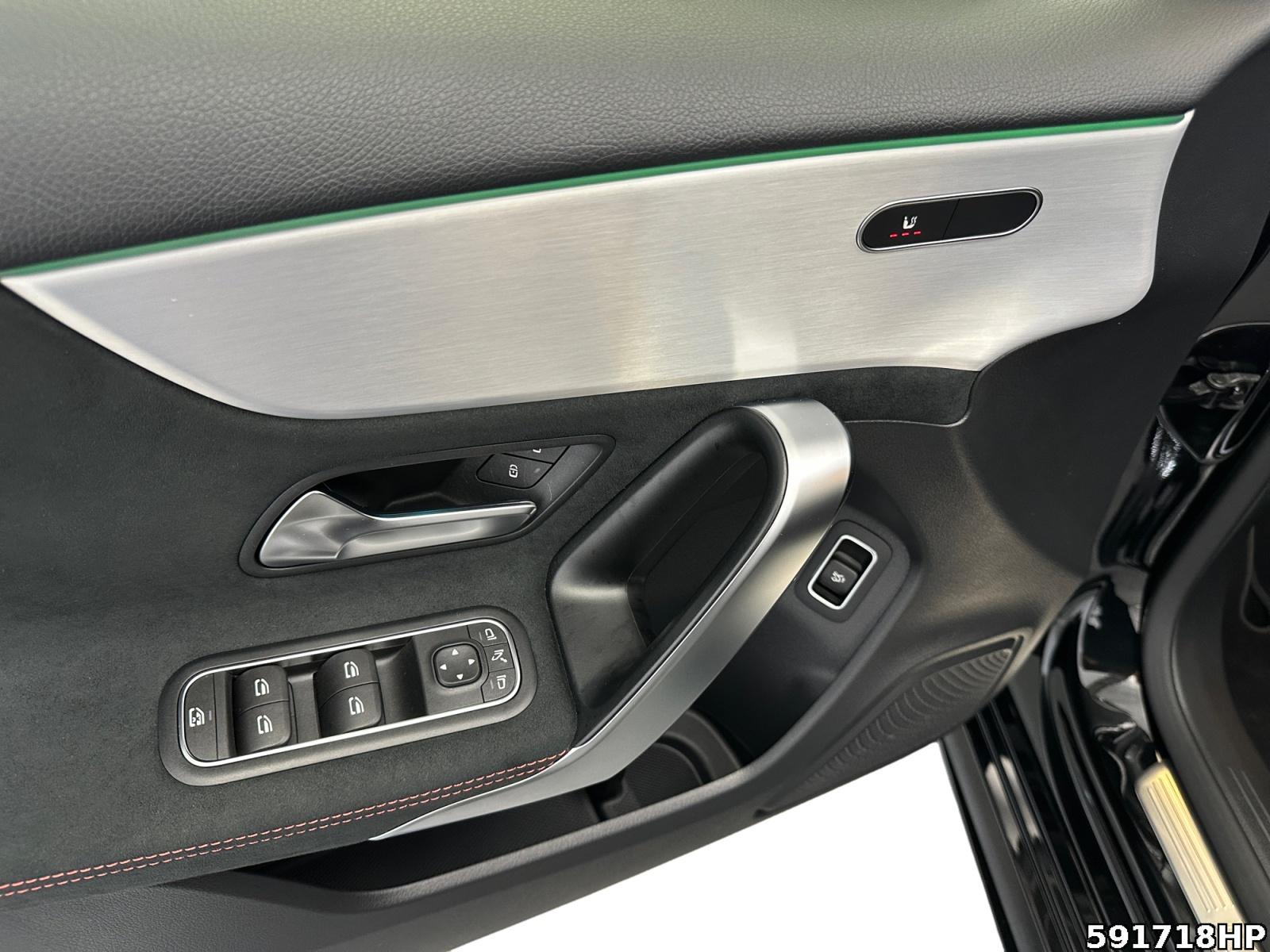 Fahrzeugabbildung Mercedes-Benz A 180 Limousine AMG Night Pano MULTIBEAM 360°