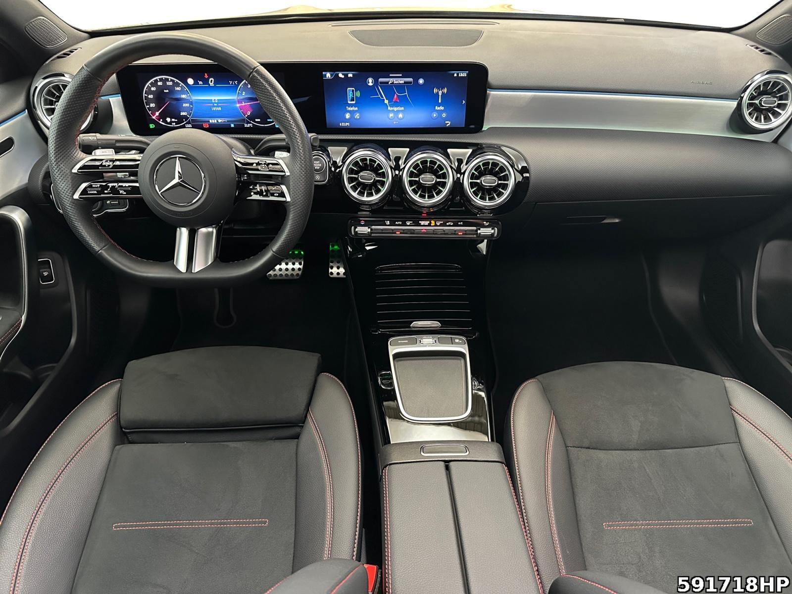 Fahrzeugabbildung Mercedes-Benz A 180 Limousine AMG Night Pano MULTIBEAM 360°