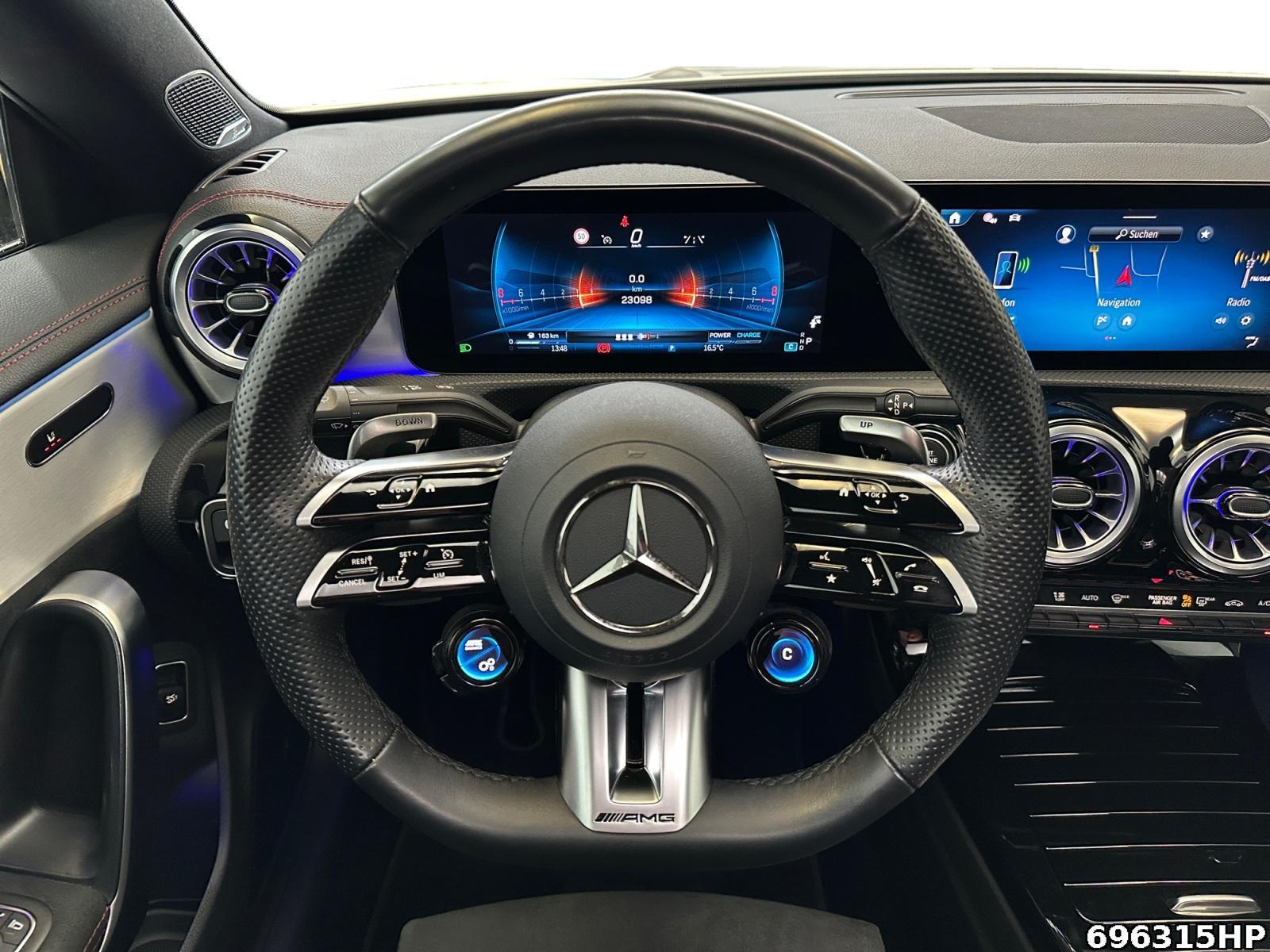 Fahrzeugabbildung Mercedes-Benz CLA 35 AMG 4M Aero+ Night Pano Night BURMESTER