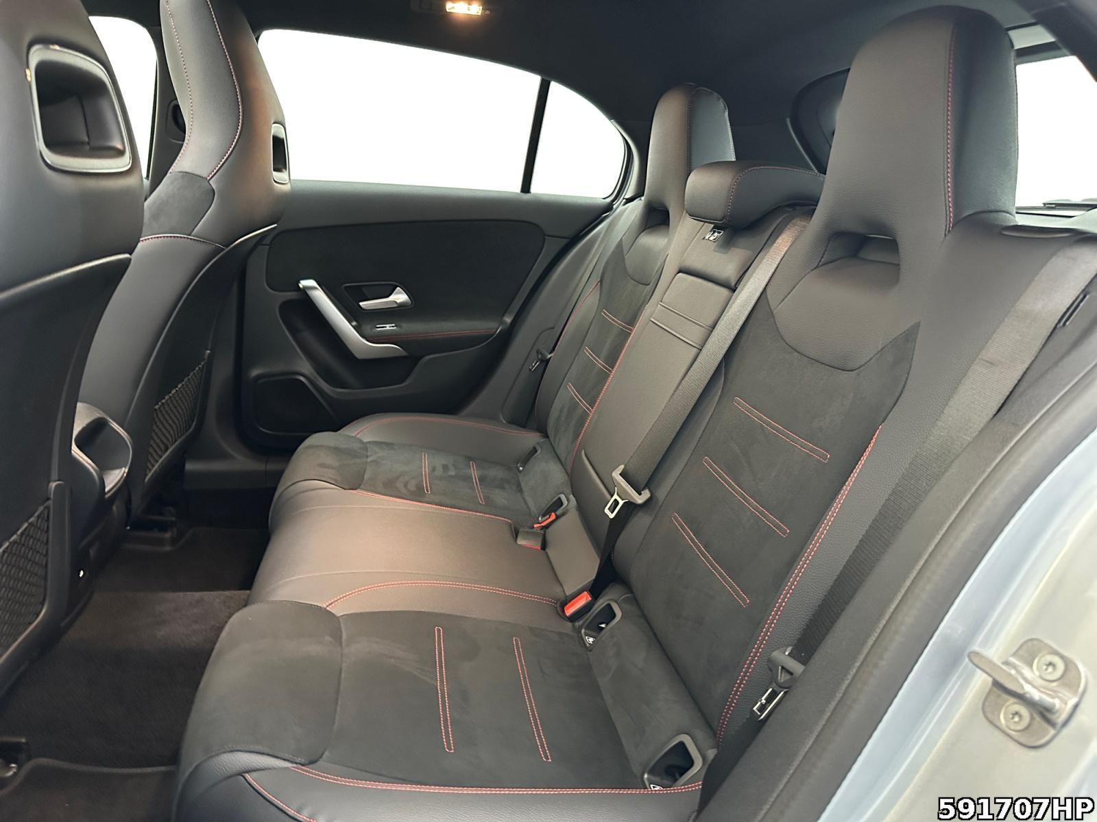 Fahrzeugabbildung Mercedes-Benz A 250 AMG Pano Ambiente Keyless Kamera 18