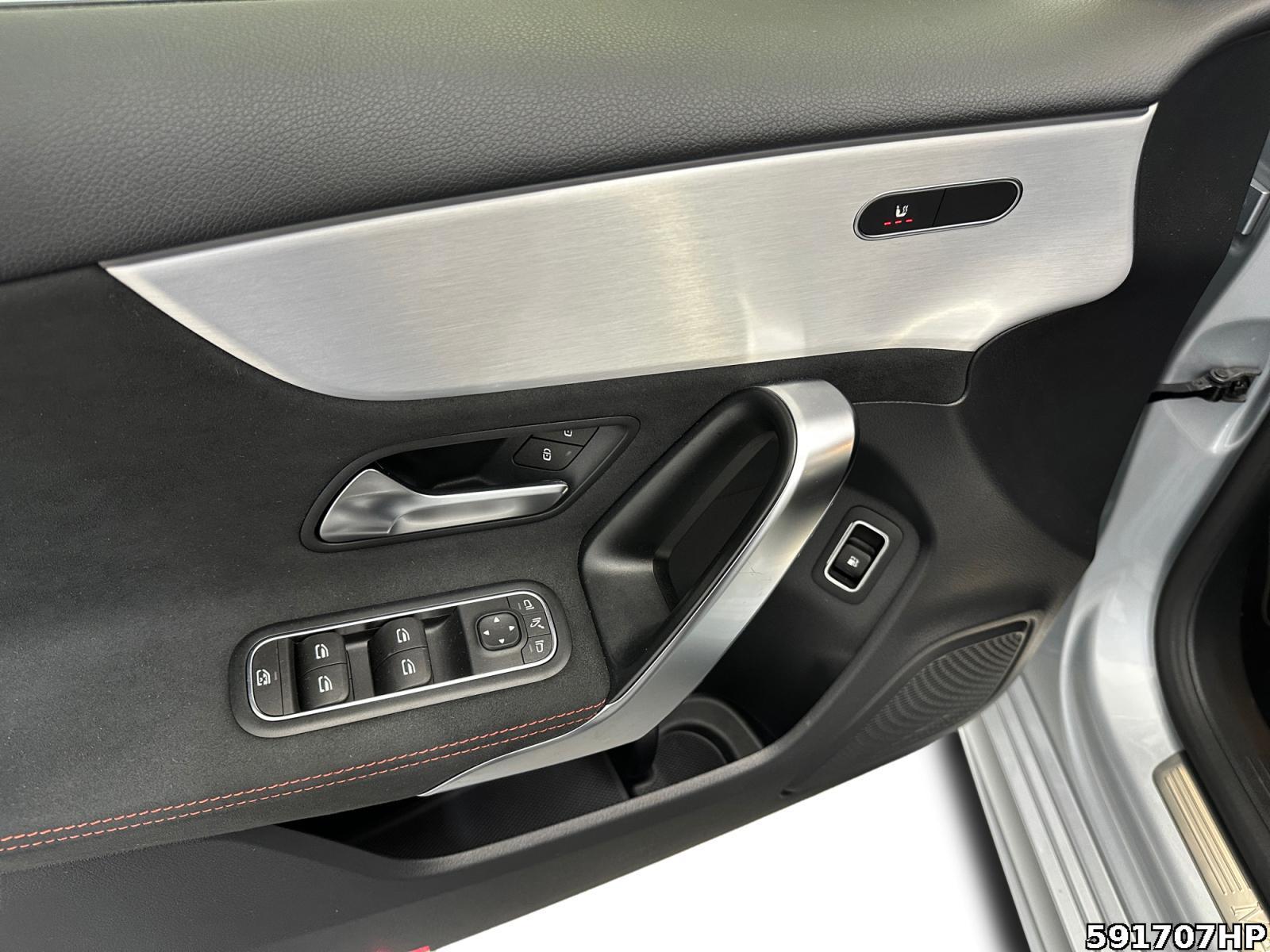 Fahrzeugabbildung Mercedes-Benz A 250 AMG Pano Ambiente Keyless Kamera 18