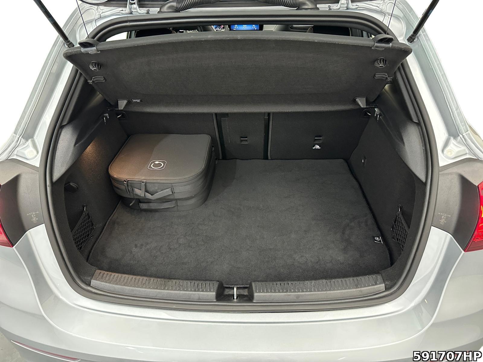 Fahrzeugabbildung Mercedes-Benz A 250 AMG Pano Ambiente Keyless Kamera 18